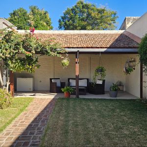Espectacular Casa De 276 M2 Construidos + 171 M2 De Patios.