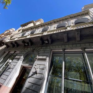 Alquiler - Oficina Con Vista A Plaza Matriz, 184 M2 Con 42 De Terraza - Ituzaingo Y Rincon