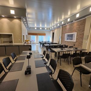 Alquiler - Local Comercial Ideal Para Salones De Fiestas, Pub O Restaurantes En Brazo Oriental - Termopilas Y Bv. Batlle Y Ordoñez