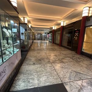 Alquiler - Local Comercial De 22 M2  En Galeria - 18 De Julio Y Wilson Ferreira Aldunate