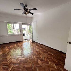 Venta Apartamento Dos Dormitorios Y Servicio En Pocitos