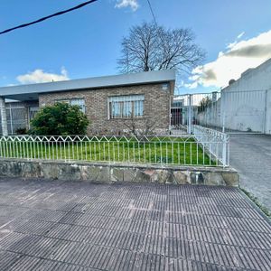 Venta De Casa Con 3 Dormitorios En Ciudad De La Paz