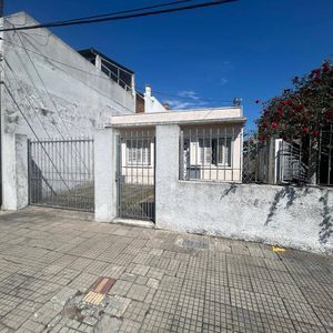 Venta De Casa Con 2 Dormitorios En Malvin Sur, Padron Unico.