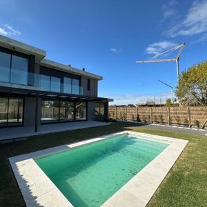 Venta De Casa Con Tres Dormitorios Y Escritorio En Barrio Parques II