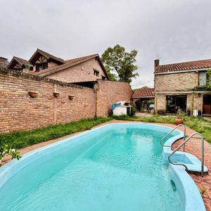 Venta De Casa Con 3 Dormitorios Y Piscina En Carrasco Norte