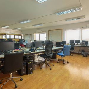 Venta De Oficina En Cordon, Torre El Gaucho. Con Renta
