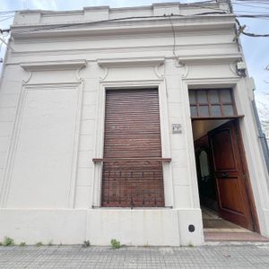 Venta De Casa Con 3 Dormitorios, Patio Y Barbacoa En La Blanqueada