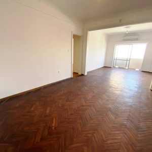 Venta  - Amplio Apartamento Con 130 M2 4 Dormitorios En Cordon - 18 De Julio Y Requena