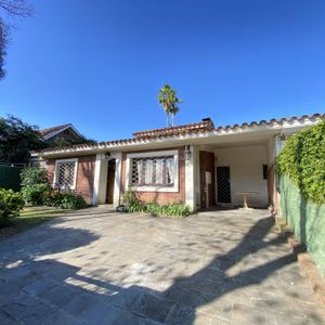 Venta De Casa Con 2 Dormitorios En Carrasco A Pasos De Arocena