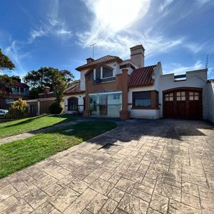 Alquiler De Casa En Rambla Costanera Con 4 Dormitorios En Solymar