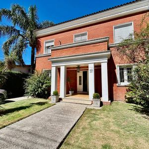 Venta De Casa Con 4 Dormitorios Y Piscina En Carrasco