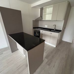 Alquiler - Apartamento A Estrenar De Un Dormitorio Con Amplia Terraza Y Garage En Tres Cruces - Ana Monterroso Y Requena