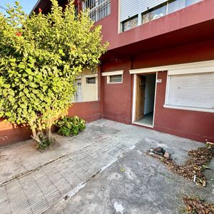 Venta De Apartamento Con 1 Dormitorio Y Patio En Perez Castellanos