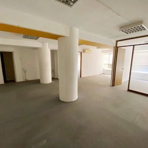 Alquiler De Amplia Oficina En Andes Y 18 De Julio  En Centro