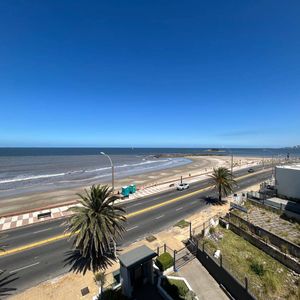 Venta De Apartamento Sobre Rambla Con 2 Dormitorios En Malvin
