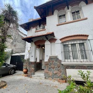 Venta De Casa Con 4 Dormitorios Y Doble Garaje En Pocitos