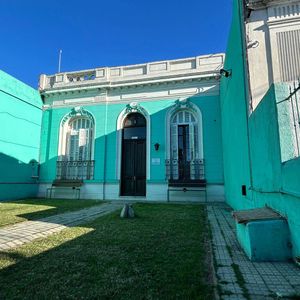 Venta De Casa Con 6 Dormitorios Y Patio En Belvedere. Con Renta!