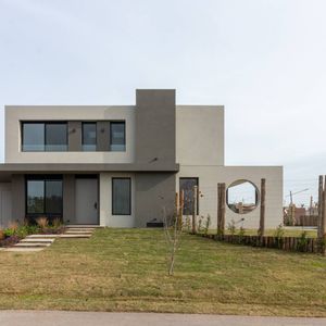 Venta De Casa Con 4 Dormitorios En Barrio Ombues