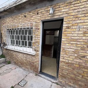 Alquiler  Apartamento Con Un Dormitorio Y Galpon En Nuevo Paris