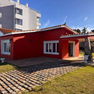 Alquiler  Casa En Punta Del Este Frente A Rambla Doctor Claudio Williman Con 2 Dormitorios