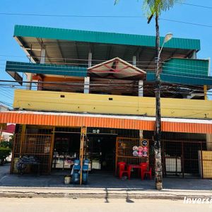 Casa En Venta En Esquina Con 2 Locales Comerciales Y Una Casa Independiente