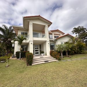 Bonita Casa En Venta En Urubo Golf