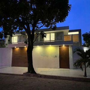 Amplia Casa En Venta, Zona Sur (barrio Ramafa)