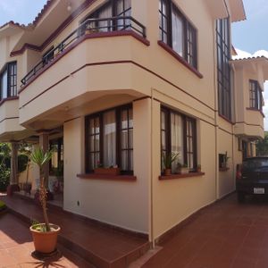 Hermosa Y Amplia Casa