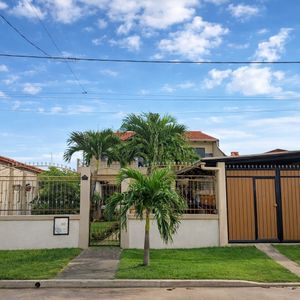 Bella Casa En Venta Zona Moscu 8vo Anillo Sobre Calle Pavimentada