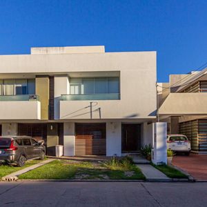 Amplia Casa En Venta Av Bush 
