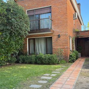 Casa En Carrasco Sur, 3dorm, 3 Baños, Jardin Y Piscina, Solida Construccion. 