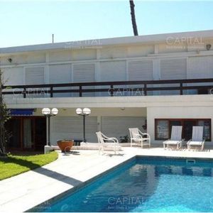 Casa De Cuatro Dormitorios En Playa Mansa