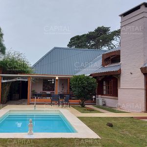 Casa De Cinco Dormitorios En Alquiler - Punta Del Este
