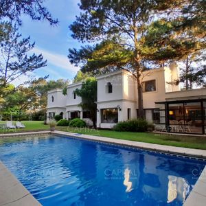 Casa De Cinco Dormitorios En San Rafael En Venta