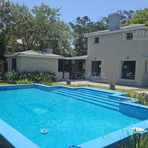 Casa Tres Dormitorios Y Servicio Con Jardín Cercado, Piscina Climatizada En La Barra