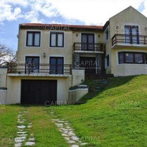 Casa En Punta Ballena En Alquiler De Cuatro Dormitorios Con Vista Al Mar.