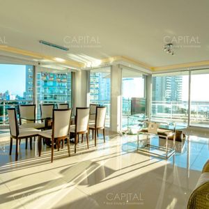 Apartamento De Tres Dormitorios Y Dependencia De Servicio En Venta, Playa Mansa Punta Del Este