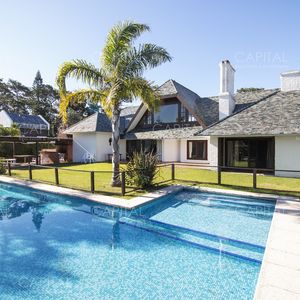 Venta De Casa De 4 Dormitorios Más Dependencia Y Hermosa Piscina Con Gran Parque En Playa Mansa, Punta Del Este
