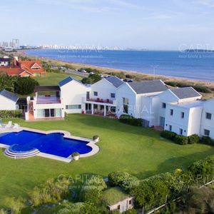 Imponente Residencia Frente A Playa Mansa, Punta Del Este.