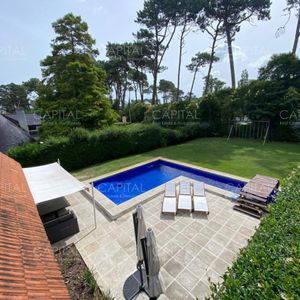 Casa De 5 Dormitorios En Barrio Lugano, Punta Del Este