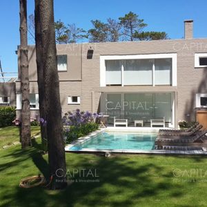 Excelente Casa De Cinco Dormitorios En Laguna Blanca