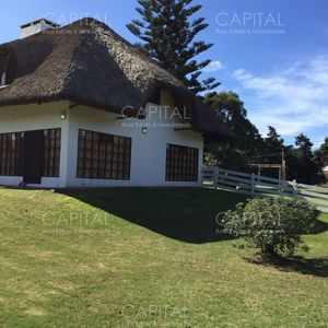 Casa En Venta En Playa Mansa Pinares Seis Dormitorios, Piscina Y Barbacoa En Pinares