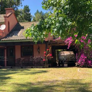 Casa De Dos Dormitorios En Venta En Parque Burnett