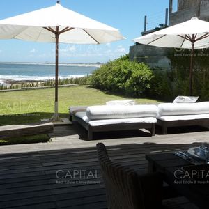 Exclusiva Casa Con Inigualable Ubicación Sobre La Playa En Jose Ignacio