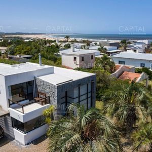 Espectacular Casa De Tres Dormitorios En Alquiler En El Pueblo De Jose Ignacio