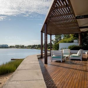 Excelente Casa Ubicada Sobre La Arena En La Barra