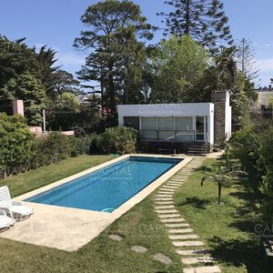 Casa En Venta En Playa Mansa Impecable De Cuatro Dormitorios