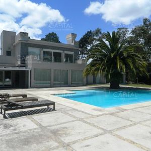 Espectacular Casa De 4 Dormitorios Con Todas Las Comodidades- Venta