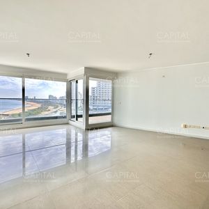 Apartamento De Tres Dormitorios Con Vista Al Mar En Venta, Punta Del Este.