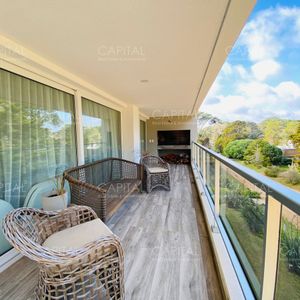 Apartamento En Venta Tres Suites Y Dependencia Playa Brava